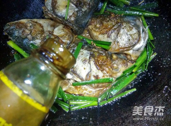 蒜苗紅燒魚(yú)頭的做法