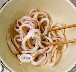 里約奧運(yùn)會必備的小零食—酥炸魷魚圈的做法步驟：2