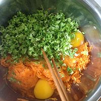 胡蘿卜青菜雞蛋餅的做法圖解3