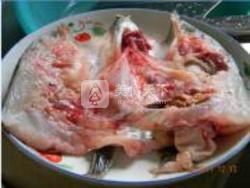 剁椒魚(yú)頭的做法步驟：2
