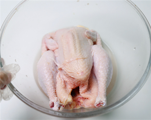 皮酥肉嫩的圣誕烤雞的做法步驟：2