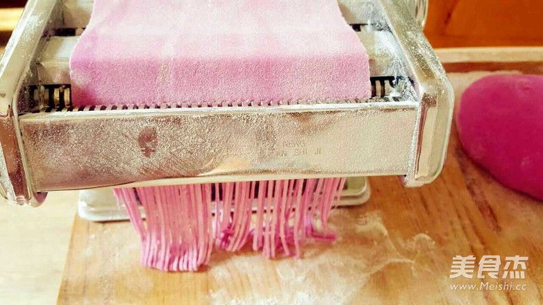 再挑剔的小孩也無(wú)法拒絕！彩色蔬果面的做法