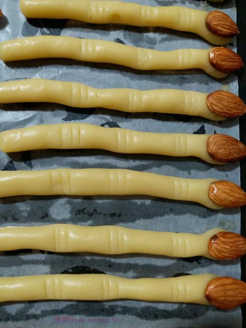 女巫手指餅干（萬圣節(jié)必備）的做法