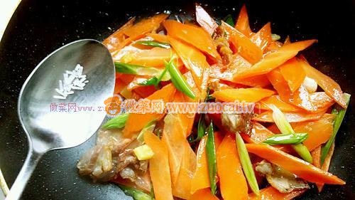 胡蘿卜炒臘肉的做法
