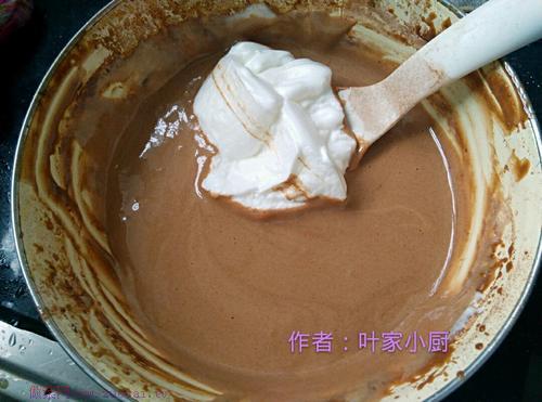 電飯煲版可可戚風(fēng)蛋糕的做法