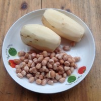 一道補血養(yǎng)顏的靚湯-----蓮藕花生豬尾湯的做法圖解1