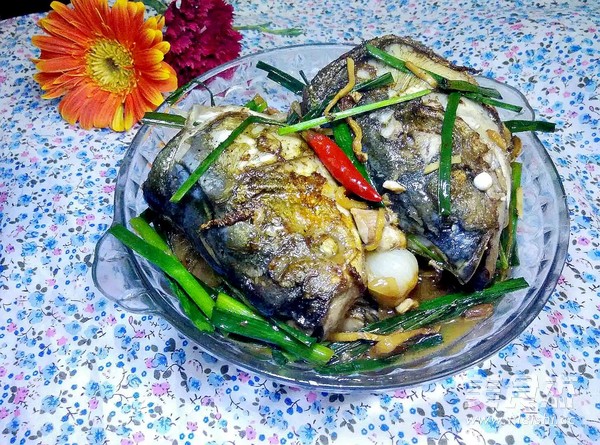 蒜苗紅燒魚(yú)頭的做法