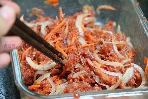 牛肉洋蔥胡蘿卜餡餅的做法