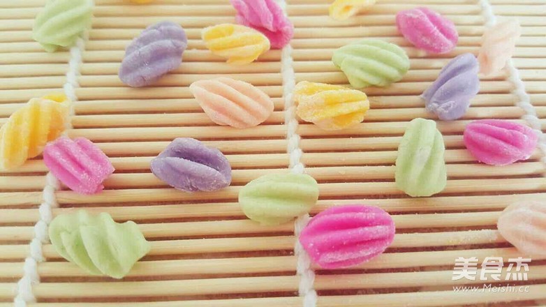 再挑剔的小孩也無(wú)法拒絕！彩色蔬果面的做法