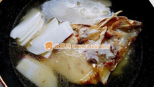 魚頭蘿卜湯的做法