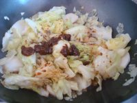 醬香卷心菜炒年糕的做法步驟8