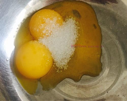 六寸酸奶戚風(fēng)蛋糕的做法