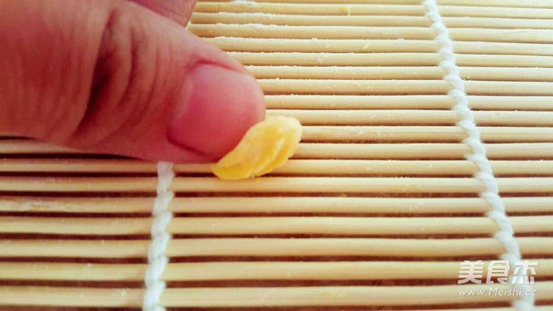 再挑剔的小孩也無(wú)法拒絕！彩色蔬果面的做法