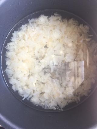 蓮子茨實(shí)雪耳膠的做法步驟：4