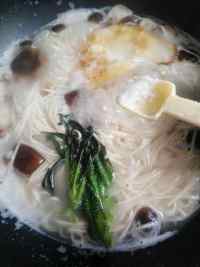 香菇荷包蛋熱湯面的做法步驟5