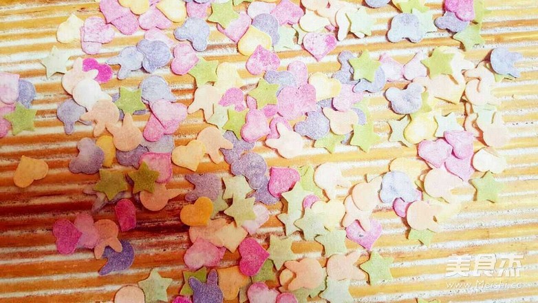 再挑剔的小孩也無(wú)法拒絕！彩色蔬果面的做法