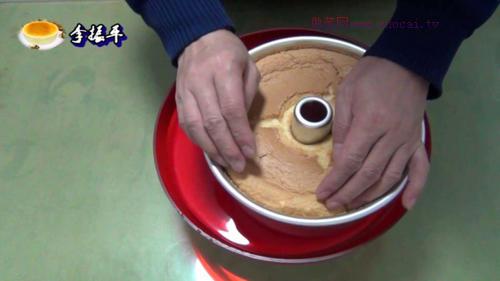 中空戚風(fēng)蛋糕8寸的做法
