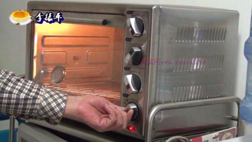 中空戚風(fēng)蛋糕8寸的做法