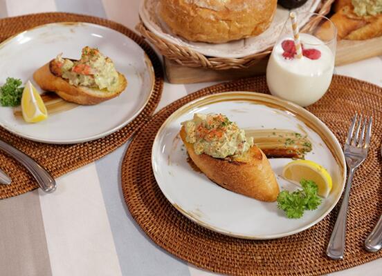 簡(jiǎn)單的西餐鮮蝦酸奶色拉配煎面包怎么做？