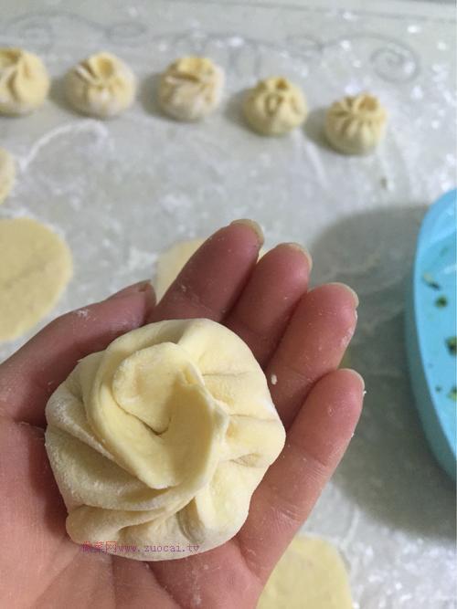 蘿卜莖葉餡南瓜皮包子的做法