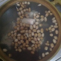 一道補血養(yǎng)顏的靚湯-----蓮藕花生豬尾湯的做法圖解6