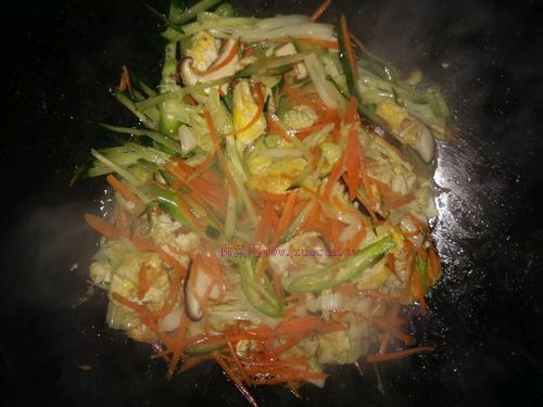 什錦雞蛋炒面的做法