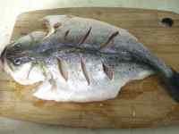 辣烤鱸魚(yú)的做法步驟1