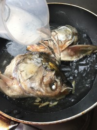 桂圓核桃魚(yú)頭湯的做法步驟5
