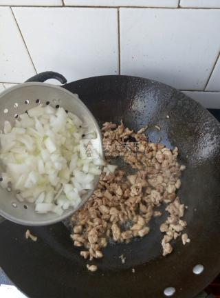 上班族少油營(yíng)養(yǎng)炒飯的做法步驟：4