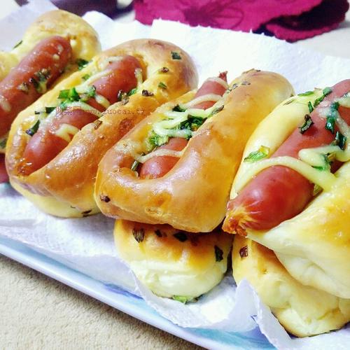 蔥香烤腸面包的做法