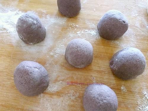 金錢(qián)黑米面豆沙包的做法