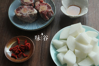 秋冬進補（白蘿卜牛尾湯）的做法步驟：1