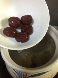 當(dāng)歸首烏紅棗湯的做法步驟4