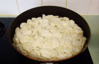 泡菜洋蔥紅蘿卜炒韓國年糕的做法步驟7