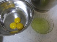 小紙杯戚風(fēng)的做法步驟2