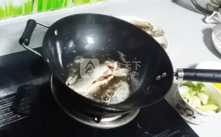 京津名吃、家鄉(xiāng)回憶--紅燜鯽魚的做法步驟：4