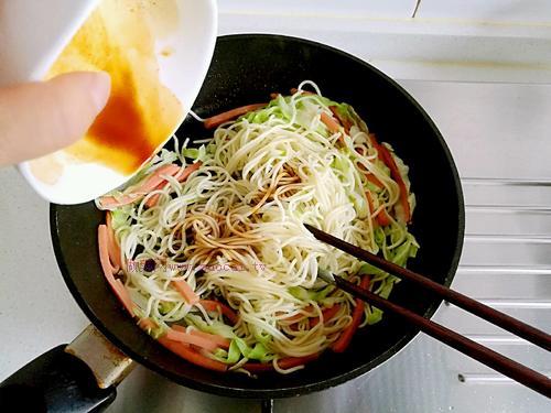 秘制醬汁炒面的做法