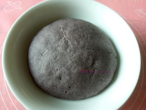 黑米面芝麻甜餡包的做法