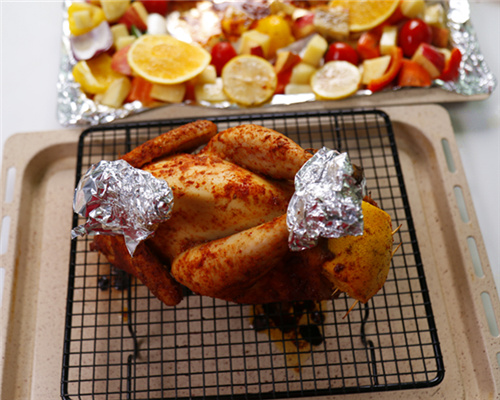 皮酥肉嫩的圣誕烤雞的做法步驟：6