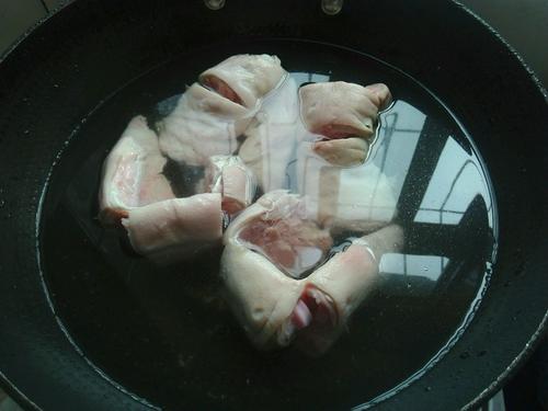 電壓力鍋紅燒豬蹄的做法