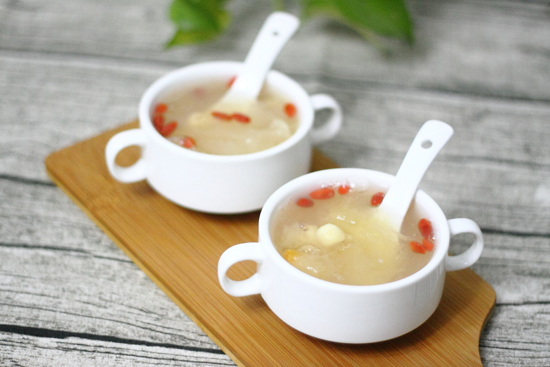 美容養(yǎng)顏的銀耳蓮子羹的做法