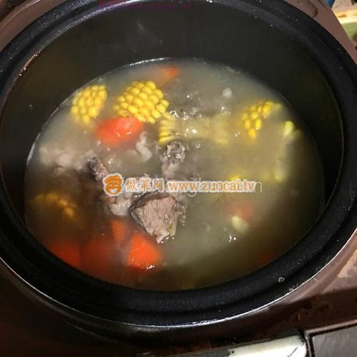 胡蘿卜玉米排骨湯的做法