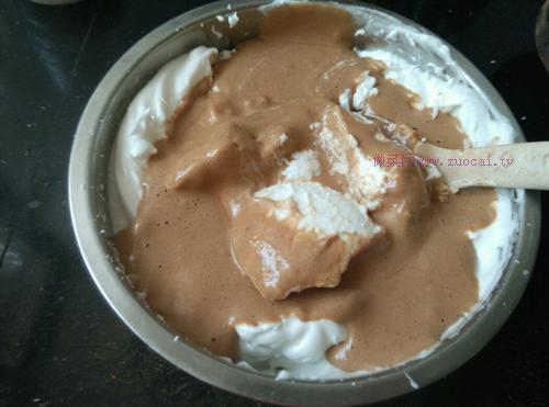 電飯煲版可可戚風(fēng)蛋糕的做法