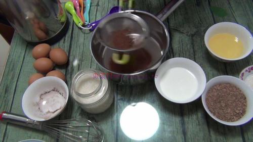 巧克力戚風(fēng)蛋糕8寸的做法