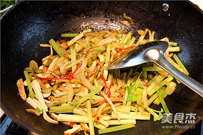 素心居靜香噴噴香干芹菜榨菜絲的做法