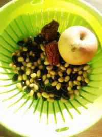 紅棗蘋果黑豆?jié){的做法步驟1