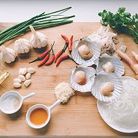 就給我吃蒜蓉加粉絲？我壓一份扇貝！賭你會(huì)喜歡｜蒜蓉粉絲蒸扇貝的做法圖解1