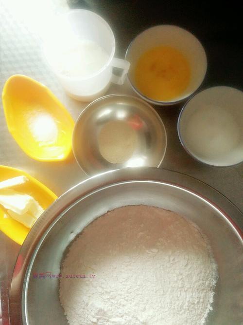 蔥香烤腸面包的做法