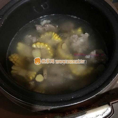 胡蘿卜玉米排骨湯的做法