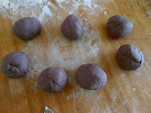 金錢(qián)黑米面豆沙包的做法